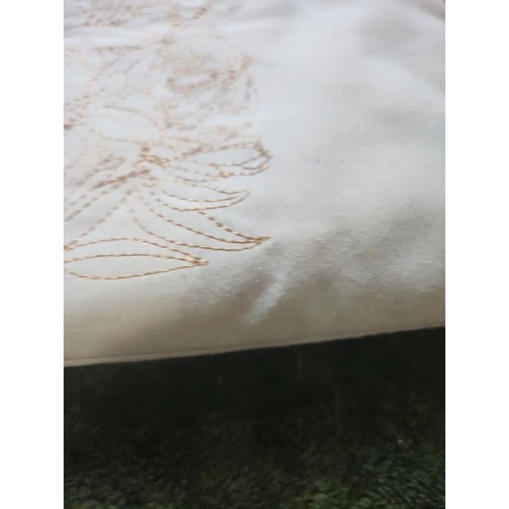 Cosmetic VIP Bag vintage-style CHaNEL Gold floral embroidery, cushy creamywhite - Picture 13 of 15